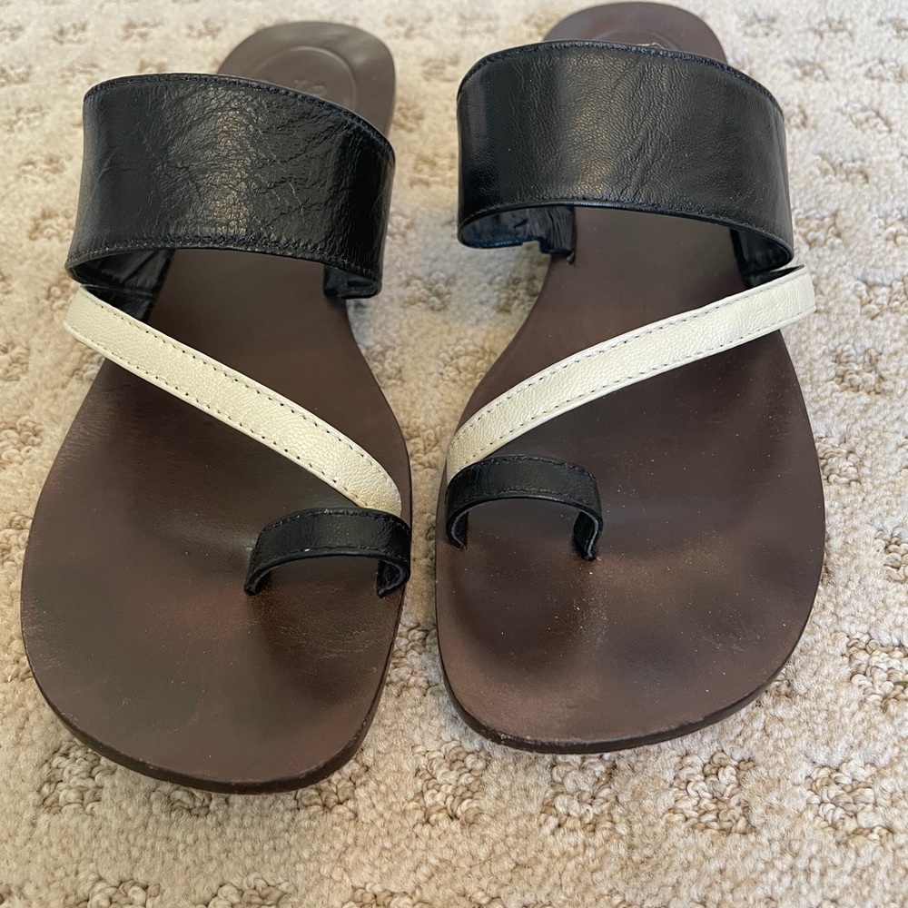 YASMIN DELUXE COUTURE BLACK + WHITE SANDALS RARE 7